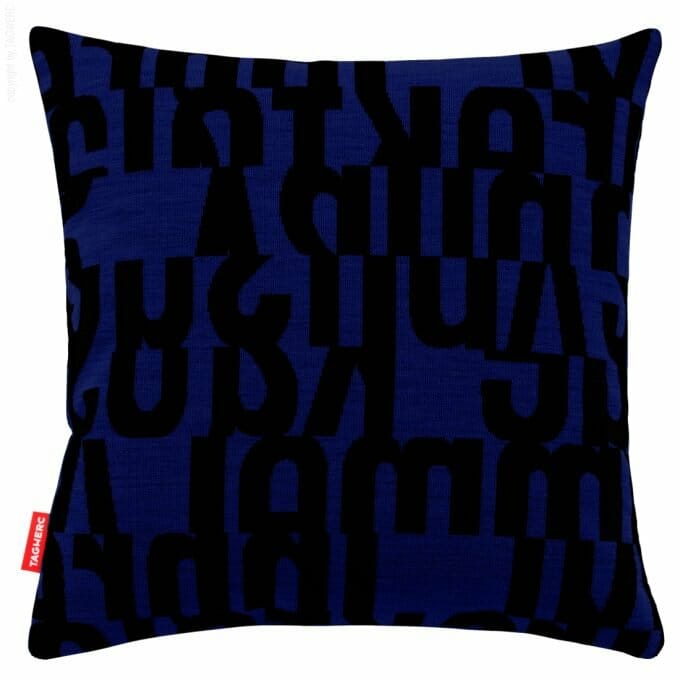 Das Kissen von TAGWERC mit dem Letters Muster in schwarz und Cobalt von Designer Gunnar Aagaard Andersen.